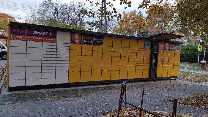 Paczkomat BRW01A Miedzy budynkami Kościuszki 1e a Kościuszki 1