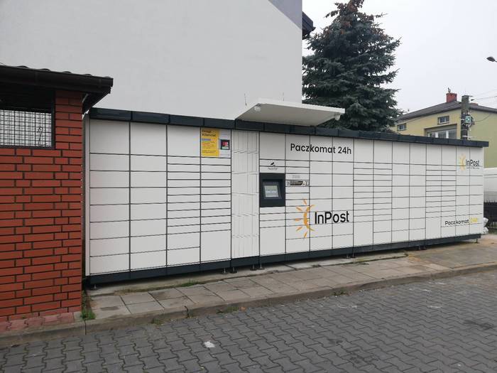 Paczkomat BRW01M Na parkingu za sklepem PSS Społem Brwinów