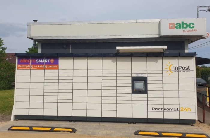 Paczkomat GOT05M na parkingu przy sklepie spożywczym