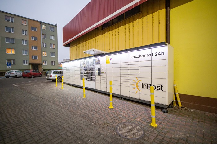 Paczkomat LEC01N Za budynkiem sklepu Gram Market