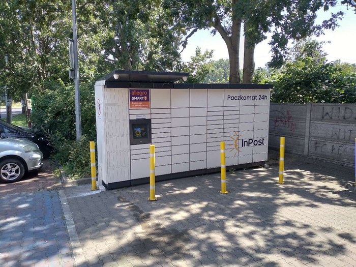 Paczkomat LEC03M Na parkingu sklepu Netto