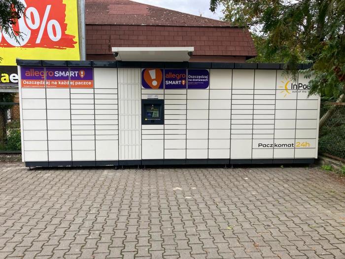 Paczkomat LEC06M przed budynkiem ZDZ