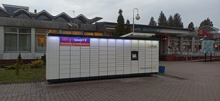 Paczkomat LUB100M Na parkingu strefy H2O
