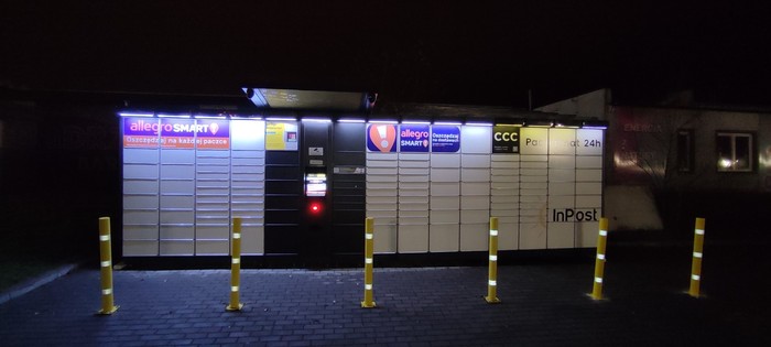 Paczkomat LUB13A Na parkingu przed budynkiem Meblohurt