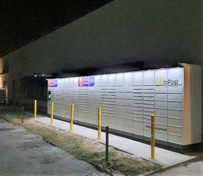 Paczkomat LUB42M Boczna ściana galerii przy Maxi Dyskont