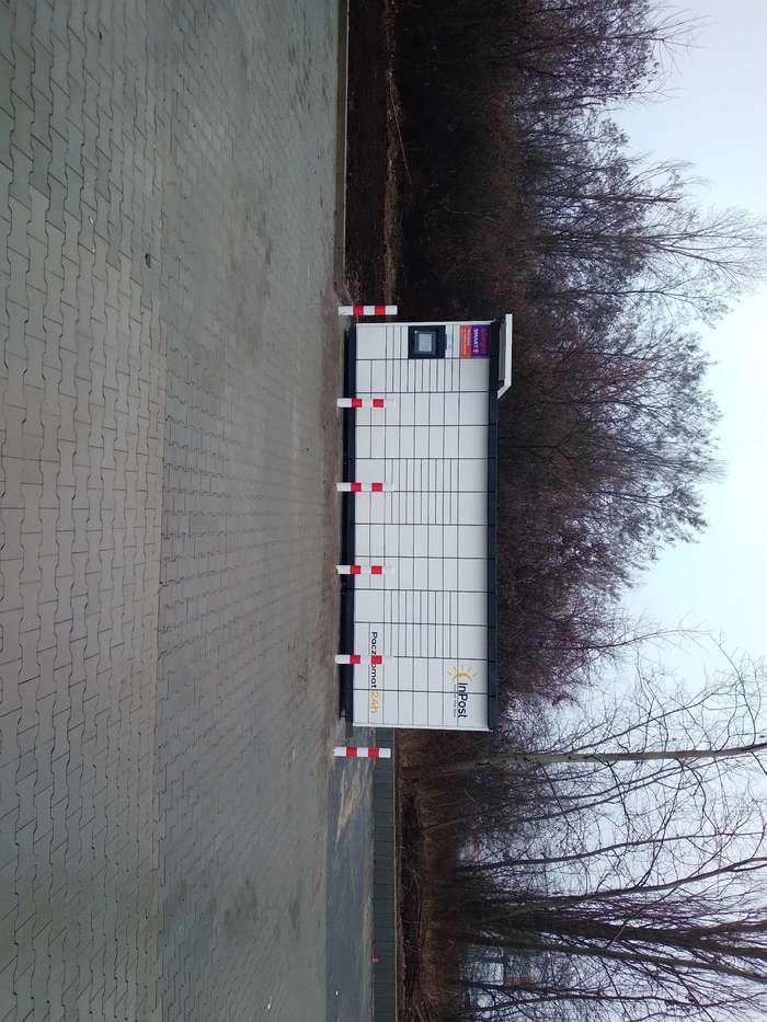 Paczkomat LUB86M Na parkingu Aldi