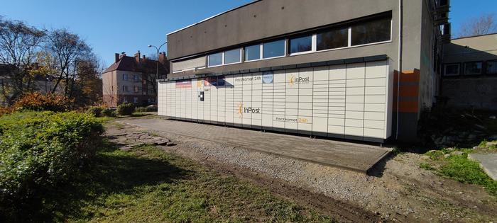 Paczkomat SIS05N Z tyłu pawilonu