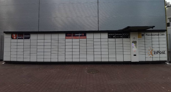 Paczkomat SIS08A Obok sklepu