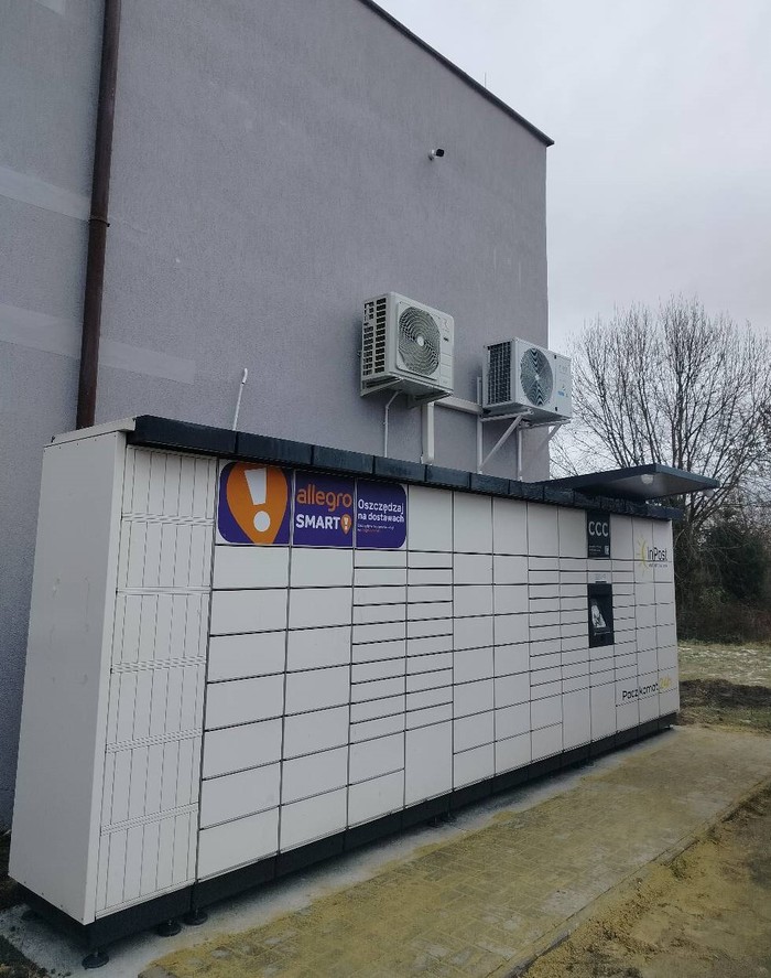 Paczkomat SIS19M Obok sklepu