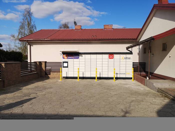 Paczkomat WRK02M Za sklepem motoryzacyjnym