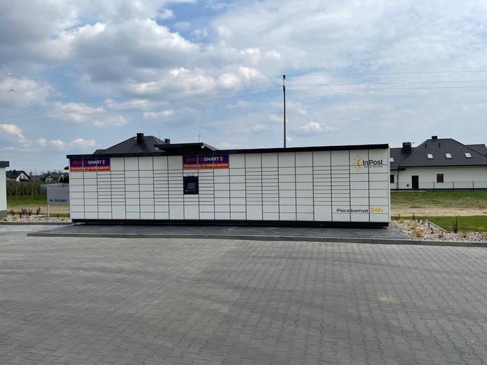 Paczkomat WRK08M Na końcu parkingu, za Lidlem